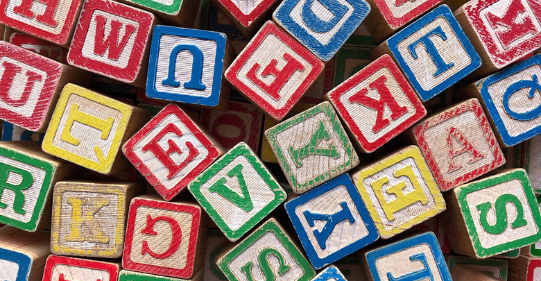 dadi con lettere dell'alfabeto