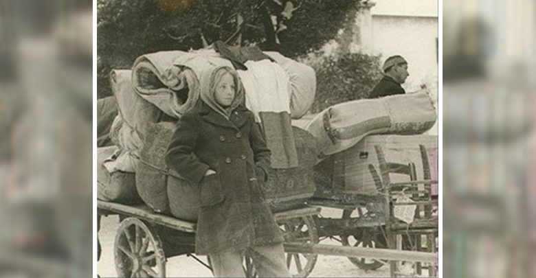 Bambina appoggiata ad un carro