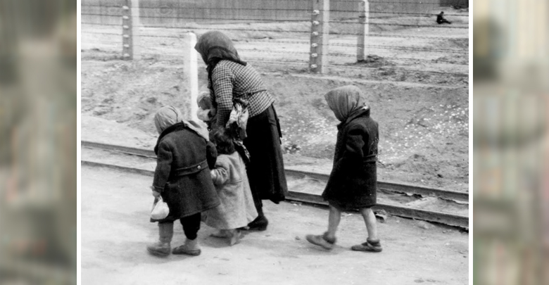 Donne e bambine in un campo di concentramento