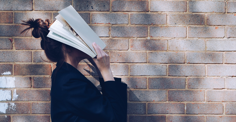 Ragazza con libro in mano