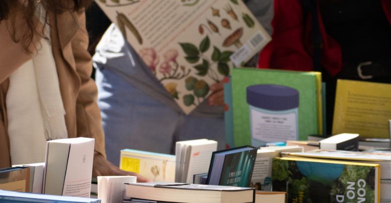 libri in primo piano e sagome di persone sullo sfondo