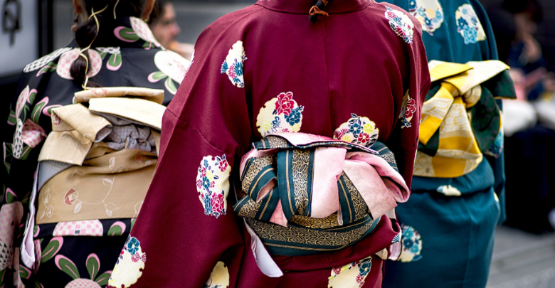 donna giapponese di spalle con kimono