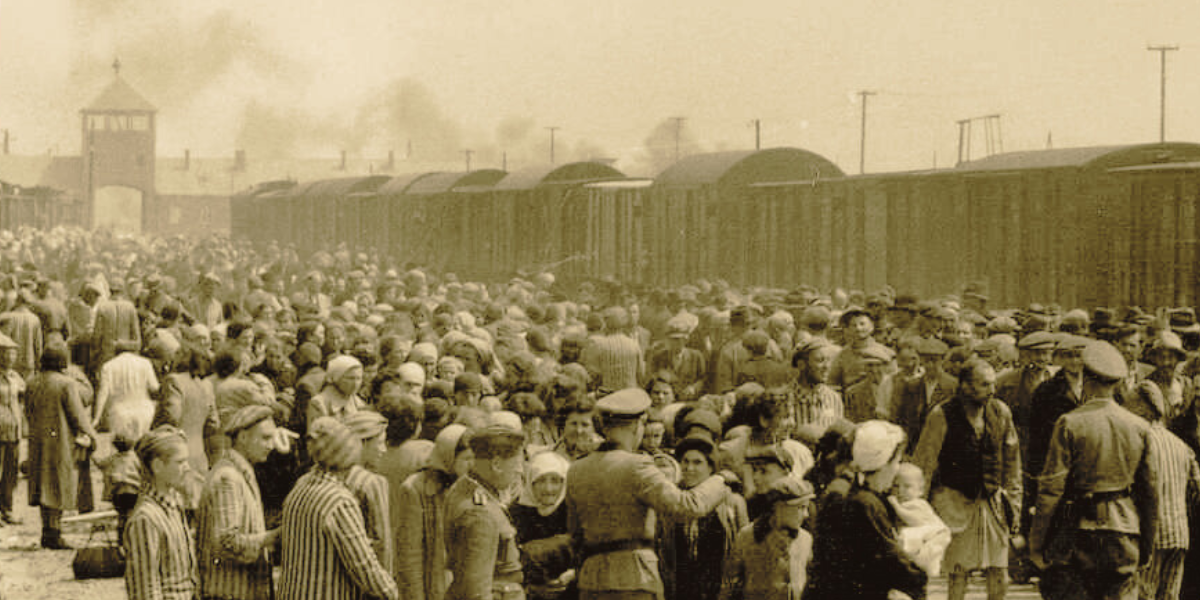 foto storcia con ebrei in un campo di concentramento 