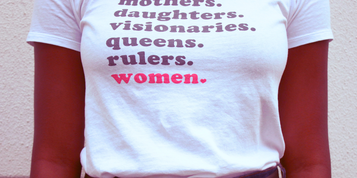 t.shirt bianca con scritte