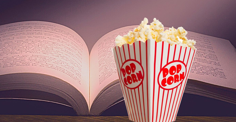 Scatola di popcorn e un libro