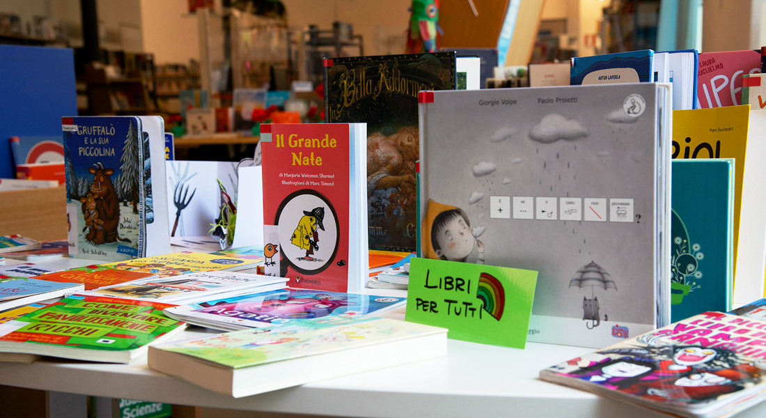 Tavolo con libri illustrati per bambini