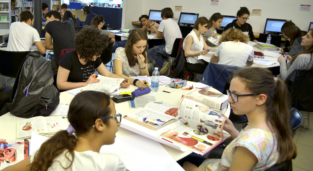 Ragazzi e ragazze delle medie e superiori che studiano