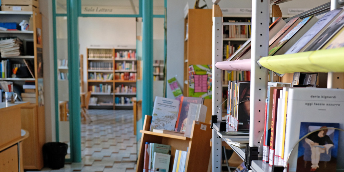 Scaffali con libri e arredi della Biblioteca Ovest