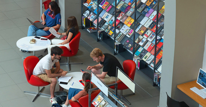 Ragazzi che studiano nella Hall d'ingresso della Biblioteca Lazzerini