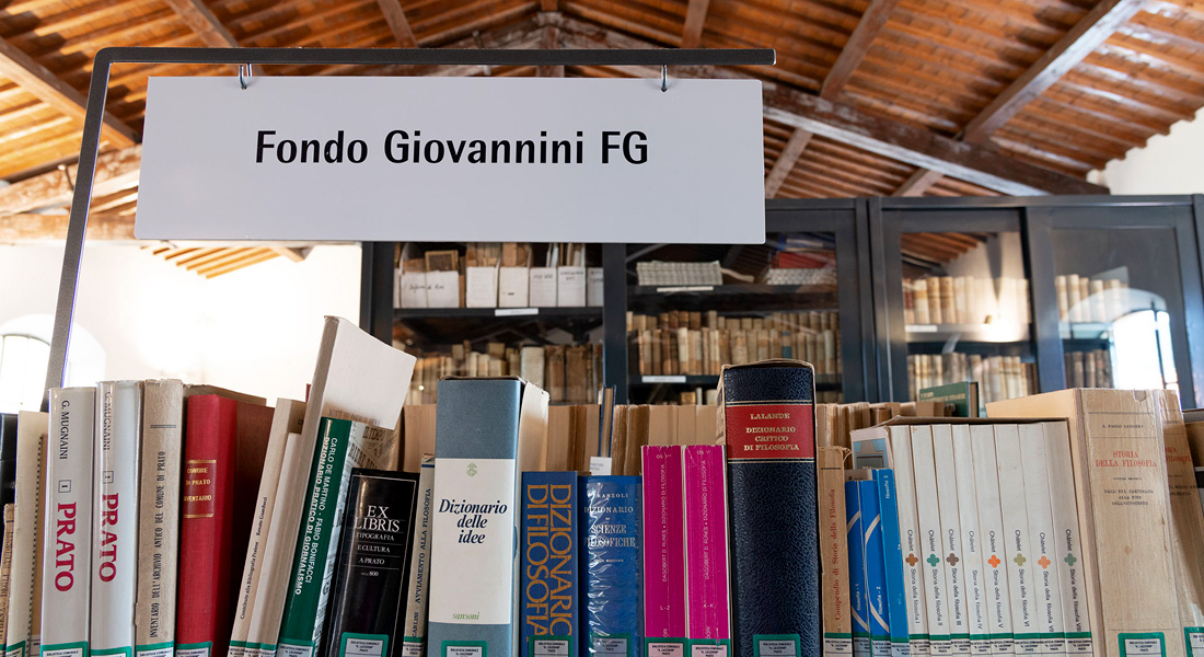 Scaffale del Fondo Giovannini pieno di libri