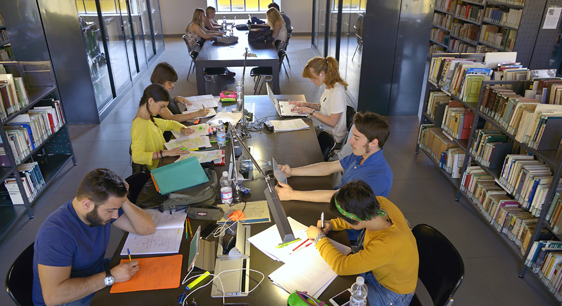 Ragazzi che studiano al tavolo della biblioteca