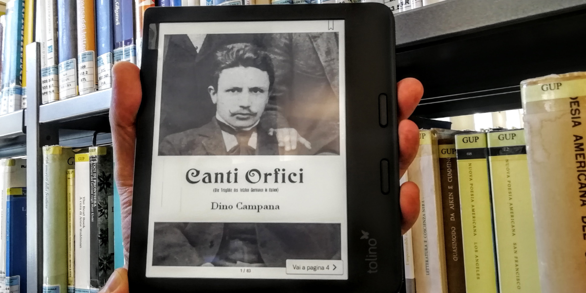 lettore digitale di ebook in primo piano con libri sullo sfondo