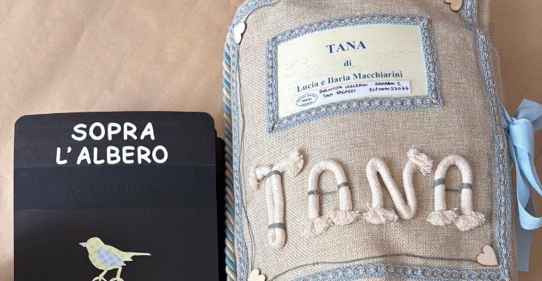 due libri su una scrivania