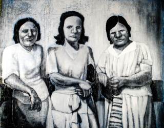 enorme dipinto in bianco e nero che raffigura tre donne