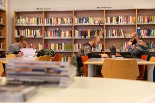 Ragazzi che studiano ai tavoli della biblioteca